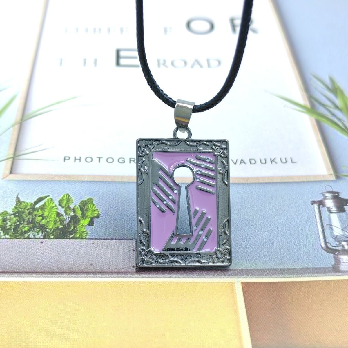 สร้อยคอวินเทจ Herta พร้อมจี้โล - Vintage Cartoon Collectible บทวิจารณ์และราคา